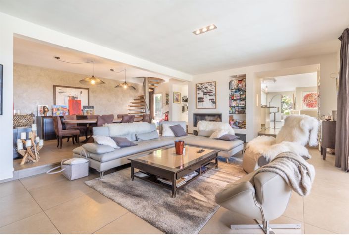 Image No.6-6 Bed House for sale