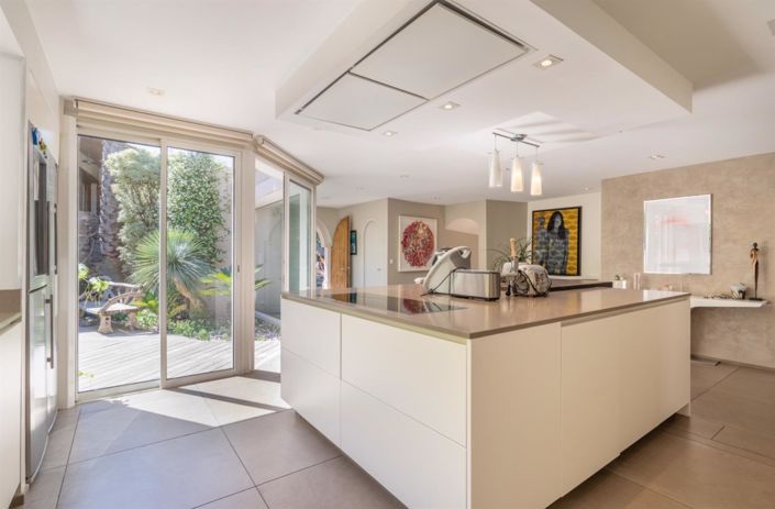 Image No.8-6 Bed House for sale