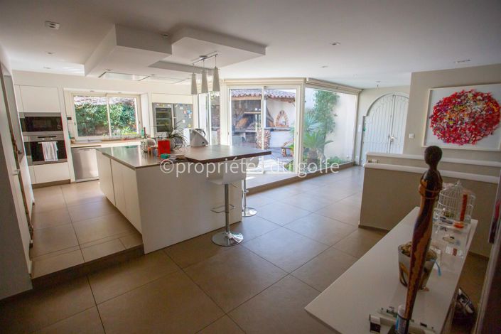 Image No.9-6 Bed House for sale