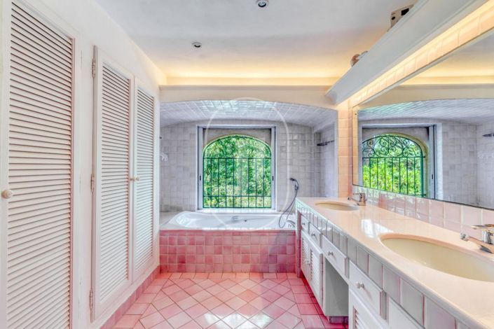 Image No.8-6 Bed House for sale