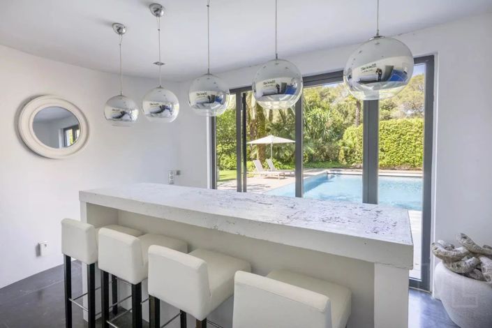 Image No.8-5 Bed House for sale