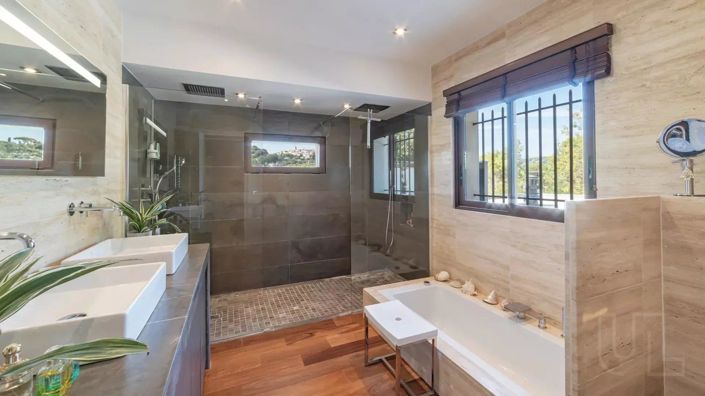 Image No.8-5 Bed House for sale