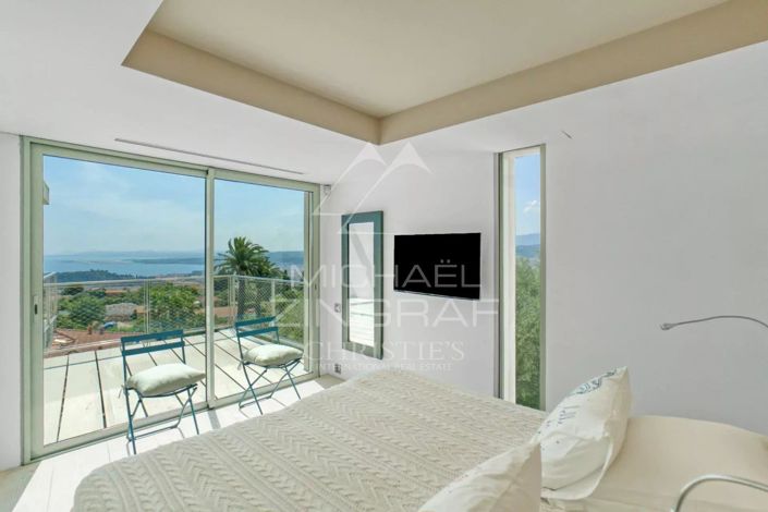 Image No.8-6 Bed House for sale