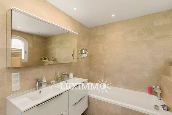 Image No.11-5 Bed House for sale