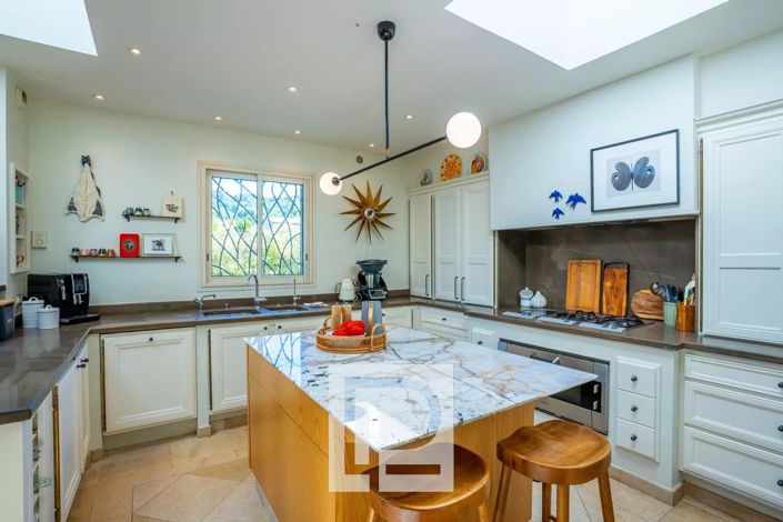 Image No.7-5 Bed House for sale