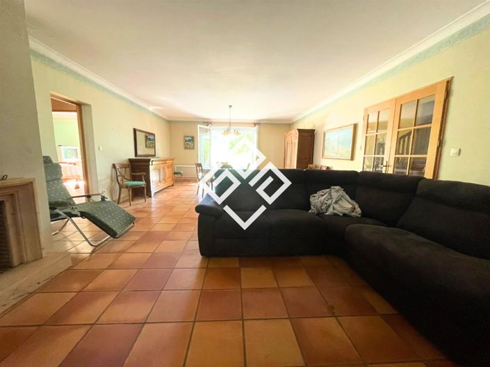 Image No.8-5 Bed House for sale