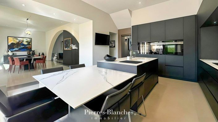 Image No.8-6 Bed House for sale