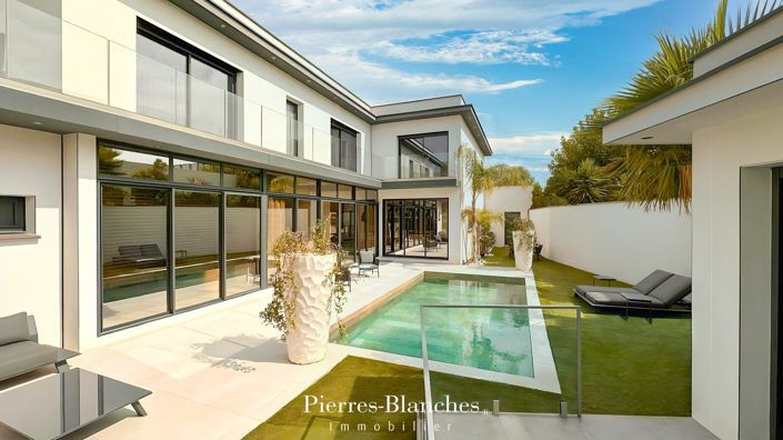 Image No.1-5 Bed House for sale
