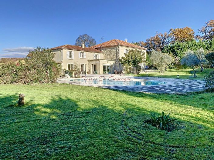 Image No.1-6 Bed Property for sale