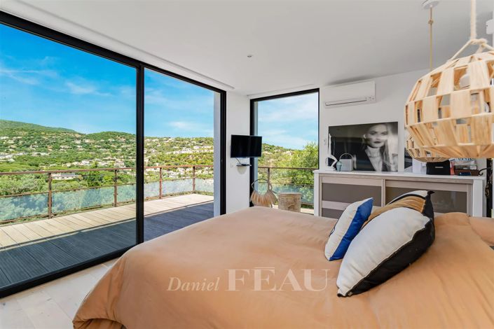 Image No.8-5 Bed House for sale