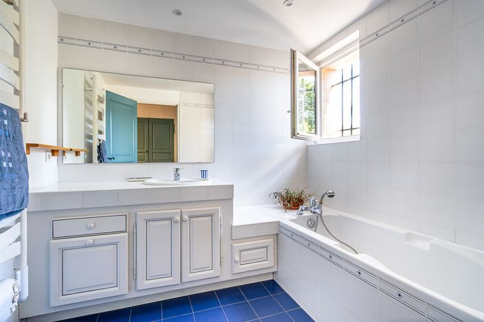 Image No.18-6 Bed House for sale