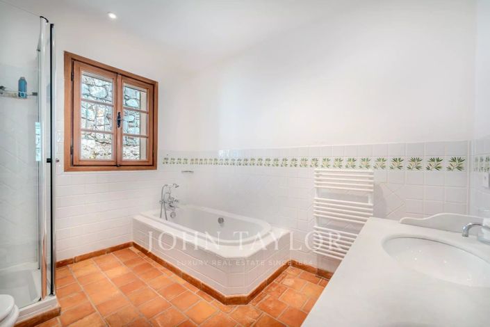 Image No.16-8 Bed House for sale