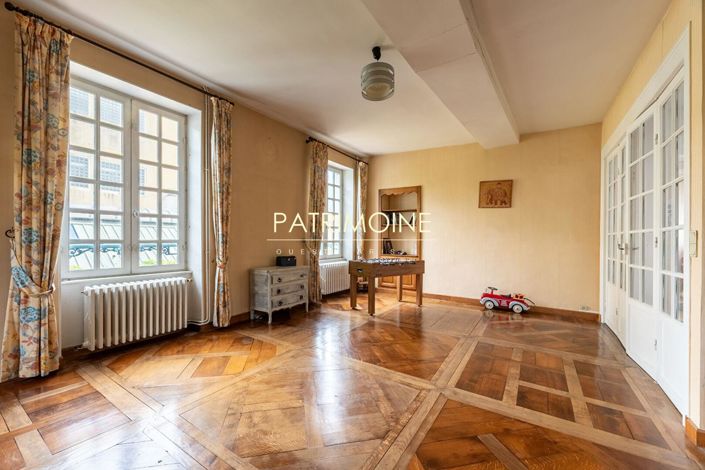 Image No.10-6 Bed Property for sale