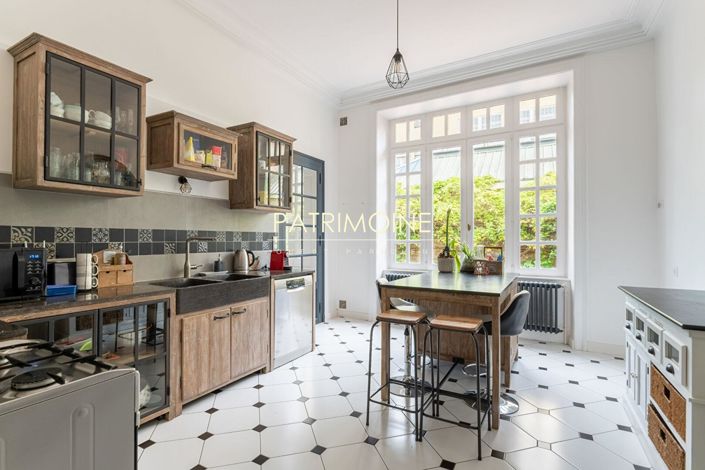 Image No.9-6 Bed Property for sale