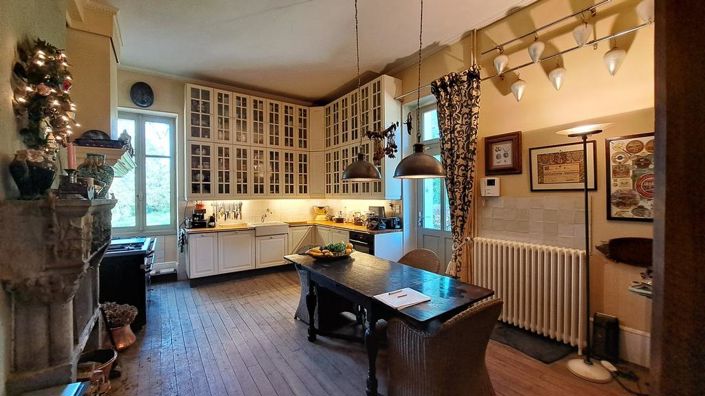 Image No.10-7 Bed Property for sale