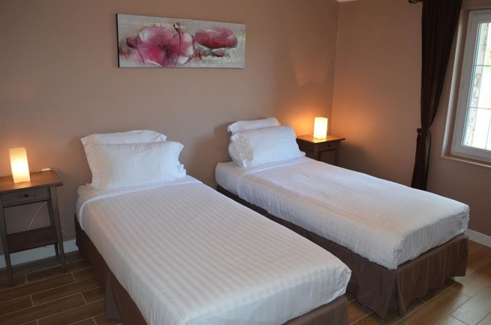 Image No.3-10 Bed Property for sale