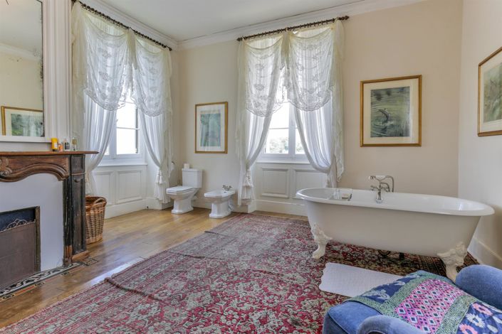 Image No.17-13 Bed Property for sale