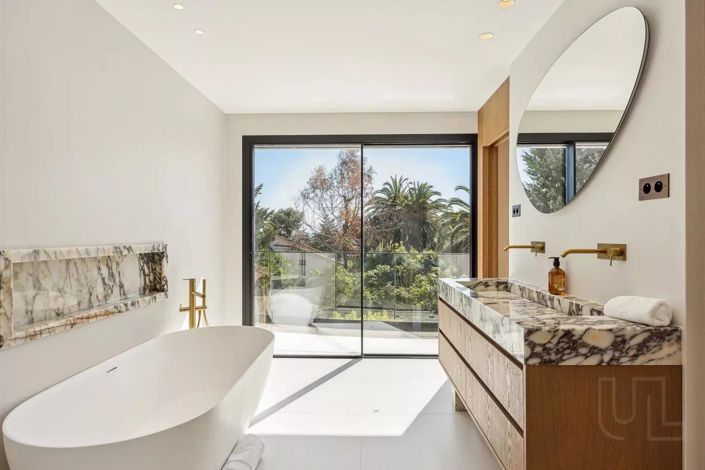 Image No.8-5 Bed House for sale