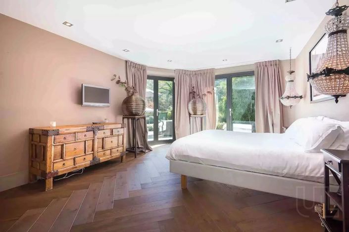 Image No.6-5 Bed House for sale