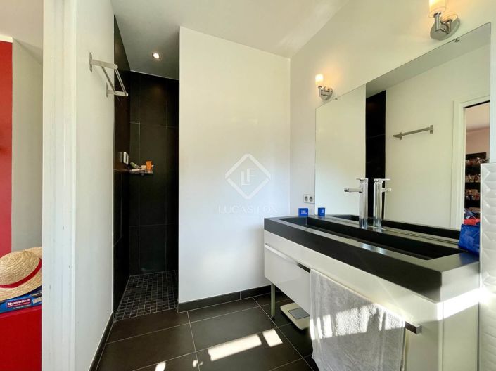 Image No.20-5 Bed House for sale