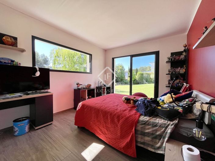 Image No.24-5 Bed House for sale