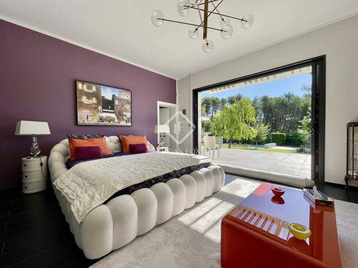 Image No.6-5 Bed House for sale