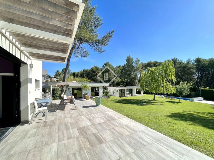 Image No.8-5 Bed House for sale