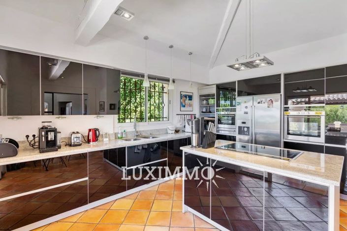 Image No.8-6 Bed House for sale