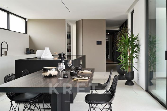 Image No.12-4 Bed Property for sale