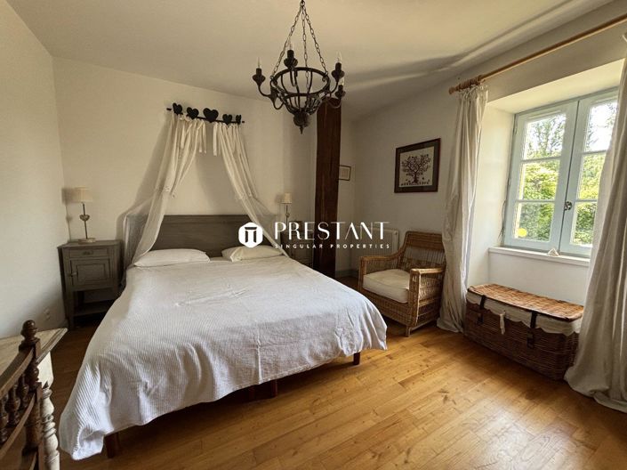 Image No.12-8 Bed Property for sale