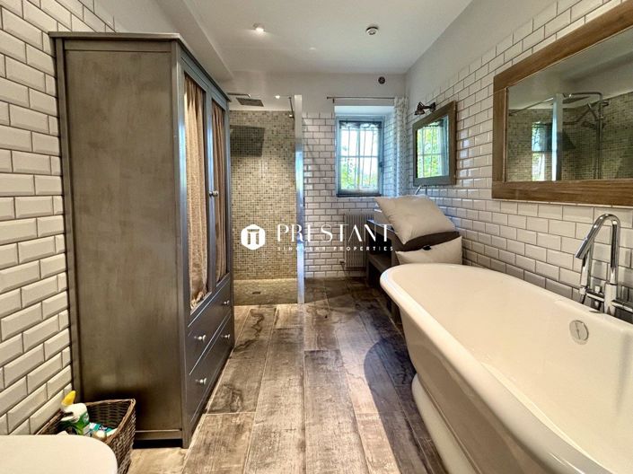 Image No.16-8 Bed Property for sale