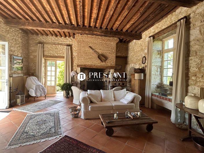 Image No.2-8 Bed Property for sale