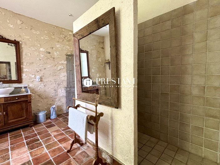 Image No.8-8 Bed Property for sale