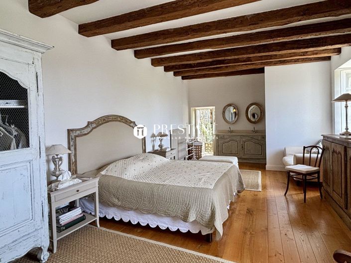 Image No.12-6 Bed Property for sale