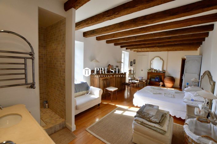 Image No.6-6 Bed Property for sale