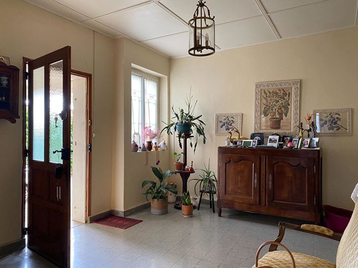 Image No.2-8 Bed House for sale