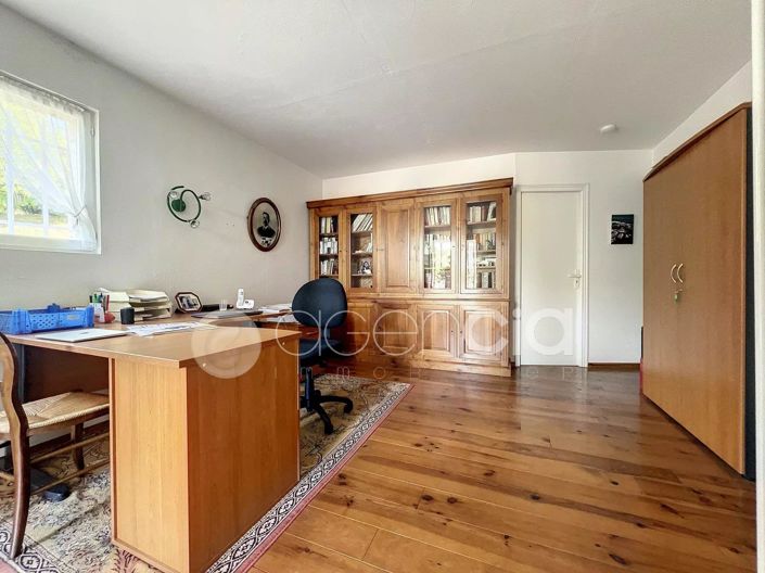 Image No.10-6 Bed House for sale