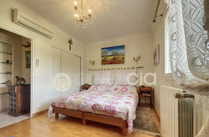 Image No.8-6 Bed House for sale