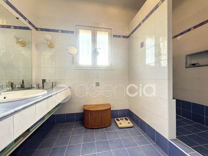 Image No.9-6 Bed House for sale