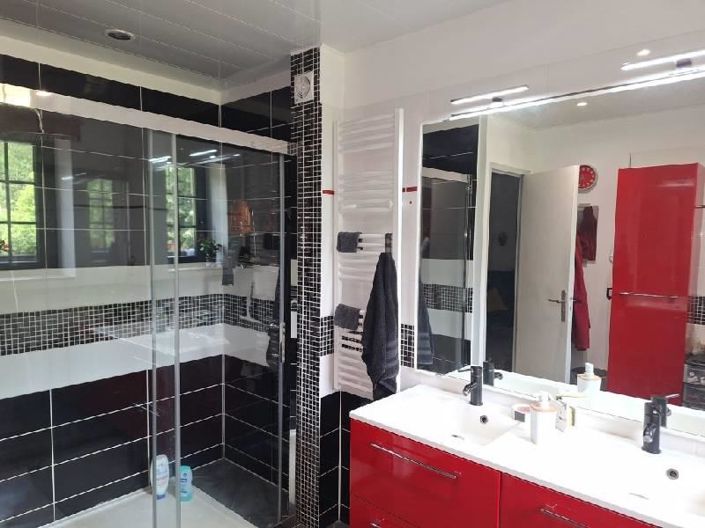 Image No.8-6 Bed House for sale