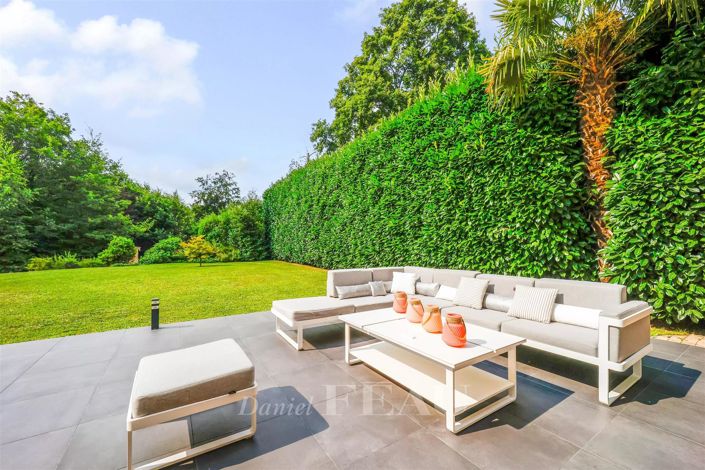 Image No.1-6 Bed House for sale