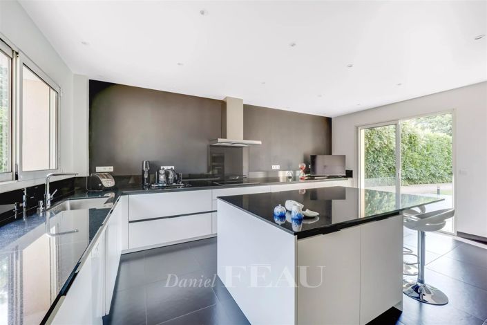 Image No.9-6 Bed House for sale