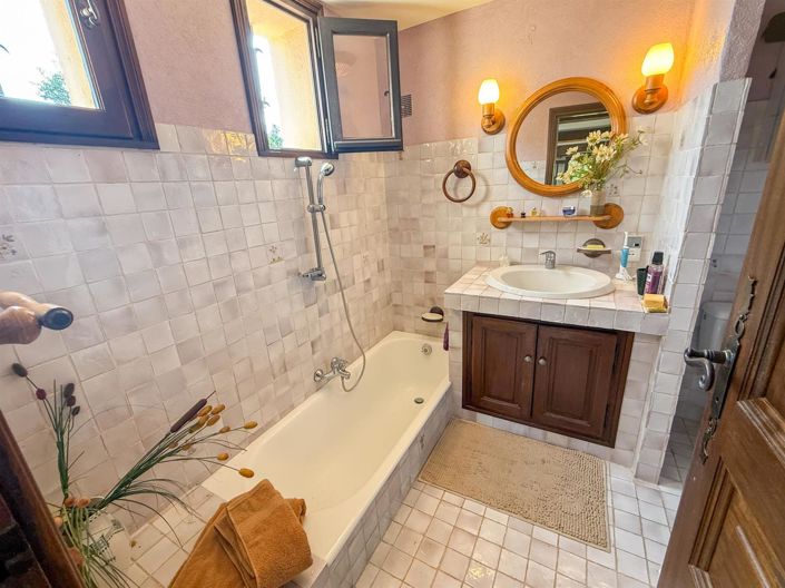 Image No.10-4 Bed House for sale