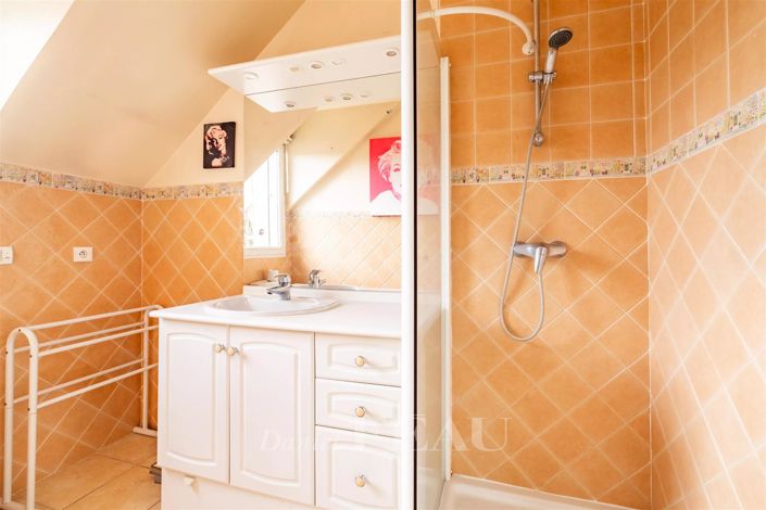 Image No.17-5 Bed House for sale