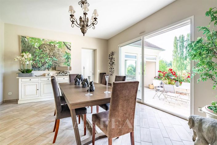 Image No.8-5 Bed House for sale