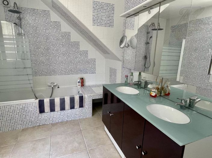 Image No.31-4 Bed House for sale