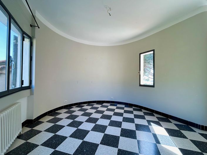 Image No.8-6 Bed House for sale