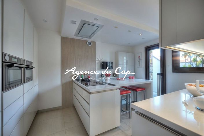 Image No.8-4 Bed House for sale