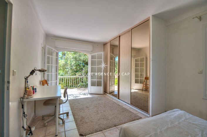 Image No.12-5 Bed House for sale