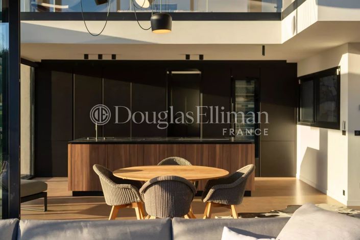 Image No.9-5 Bed House for sale